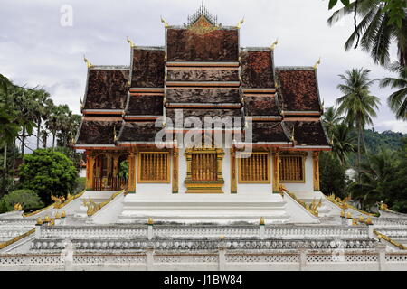 Multi Tier Dach-Dok, faa und Naga Kreuzblumen-SE.facade der Haw Pha Bang-Wat Ho Pha Bang-königliche Tempel gebaut 1963 bis 2006 AD.to Haus der Phra Bang Budd Stockfoto