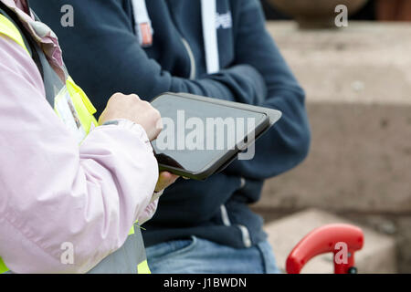 Verwendung von Ipad Tablette Straße Befragung durchführen Stockfoto