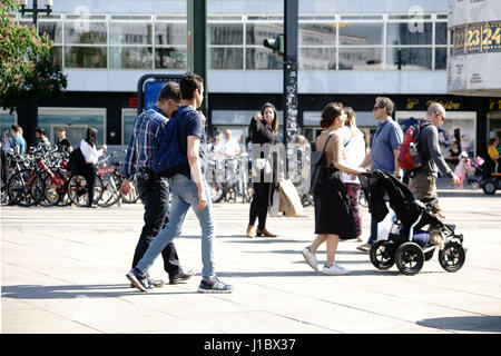 Berlin, Deutschland - 10. Mai 2016: Passanten Spaziergang bei schönem Wetter auf der ganzen Welt Uhr auf dem Alexander-Platz in Berlin am 10. Mai 2015 in Berlin Stockfoto