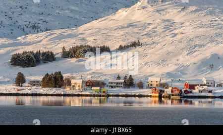 Bunte Häuser in einer verschneiten Landschaft in der Stadt von Fredvang auf Flakstadoya, Lofoten Inseln, Norwegen Stockfoto