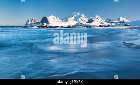 Langzeitbelichtung Storsandnes Strand Flakstadoya, Lofoten Inseln, Norwegen Stockfoto