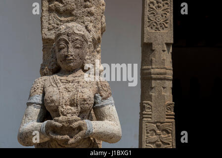 Indien, Distrikt Kanyakumari. Padmanabhapuram Palace, etwa 1601 n. Chr., der größte hölzerne Palast in Indien. Hof-Tempel, Detail der keralischen Architektur. Stockfoto