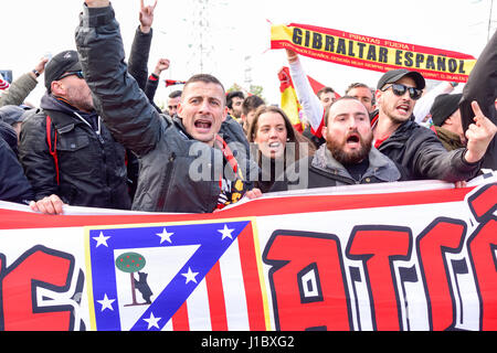 Leicester, UK:18th April 2017:Leicester Stadt FC und Atletico Madrid Fans versammeln sich in Jubilee Square vor Champions-League. Stockfoto