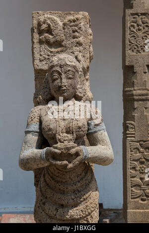 Indien, Distrikt Kanyakumari. Padmanabhapuram Palace, etwa 1601 n. Chr., der größte hölzerne Palast in Indien. Hof-Tempel, Detail der keralischen Architektur. Stockfoto