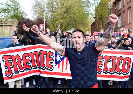 Leicester, UK:18th April 2017:Leicester Stadt FC und Atletico Madrid Fans versammeln sich in Jubilee Square vor Champions-League. Stockfoto