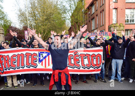 Leicester, UK:18th April 2017:Leicester Stadt FC und Atletico Madrid Fans versammeln sich in Jubilee Square vor Champions-League. Stockfoto