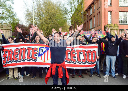 Leicester, UK:18th April 2017:Leicester Stadt FC und Atletico Madrid Fans versammeln sich in Jubilee Square vor Champions-League. Stockfoto