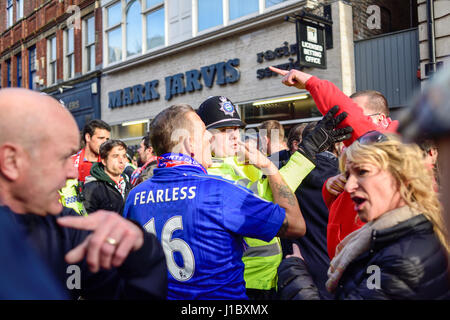 Leicester, UK:18th April 2017:Leicester Stadt FC und Atletico Madrid Fans versammeln sich in Jubilee Square vor Champions-League. Stockfoto