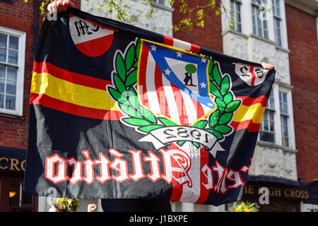 Leicester, UK:18th April 2017:Leicester Stadt FC und Atletico Madrid Fans versammeln sich in Jubilee Square vor Champions-League. Stockfoto