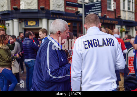 Leicester, UK:18th April 2017:Leicester Stadt FC und Atletico Madrid Fans versammeln sich in Jubilee Square vor Champions-League. Stockfoto