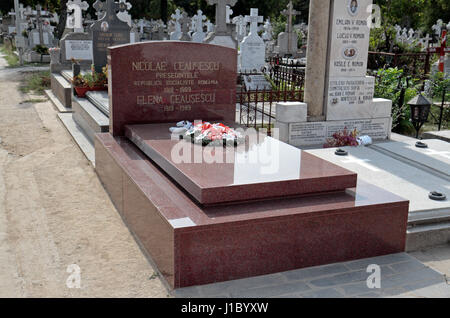 Das gemeinsame Grab von Nicolae & Elena Ceausescu, Rumäniens Ex-Diktator während der kommunistischen Ära, Ghencea-Friedhof, Bukarest, Rumänien. Stockfoto