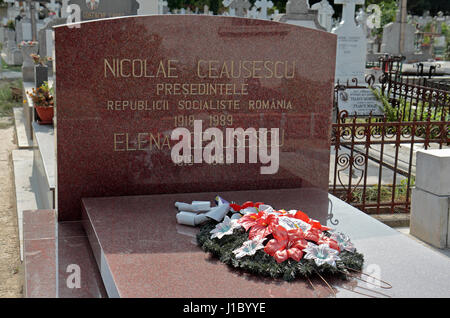 Das gemeinsame Grab von Nicolae & Elena Ceausescu, Rumäniens Ex-Diktator während der kommunistischen Ära, Ghencea-Friedhof, Bukarest, Rumänien. Stockfoto