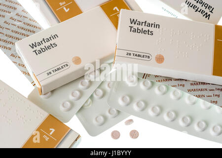 Warfarin Tabletten zur Behandlung oder Verhinderung von Blutgerinnseln in Venen oder Arterien, die das Risiko von Schlaganfall oder Herzinfarkt senken können. Stockfoto