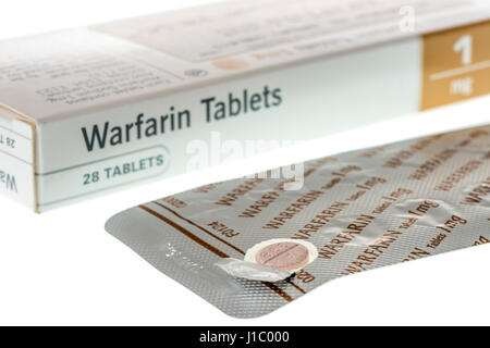 Warfarin Tabletten zur Behandlung oder Verhinderung von Blutgerinnseln in Venen oder Arterien, die das Risiko von Schlaganfall oder Herzinfarkt senken können. Stockfoto