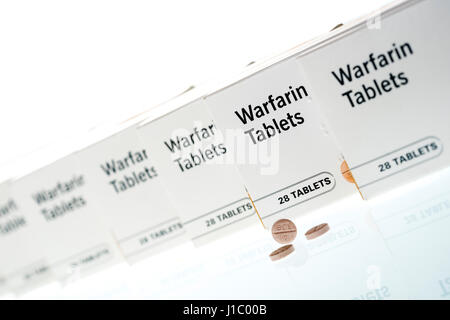 Warfarin Tabletten zur Behandlung oder Verhinderung von Blutgerinnseln in Venen oder Arterien, die das Risiko von Schlaganfall oder Herzinfarkt senken können. Stockfoto