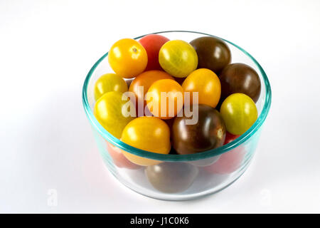 Closeup auf Regenbogen Kirschtomaten in Glasschüssel auf weißem Hintergrund Stockfoto