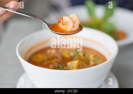 Köstliche thai traditionelle Speisen. Garnelen saure Suppe mit Spiegelei gemacht von Tamarinde paste.select Fokus. Stockfoto