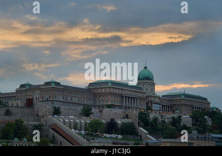 Budapest ist eine schöne Stadt, die von der mächtigen Donau geteilt Stockfoto