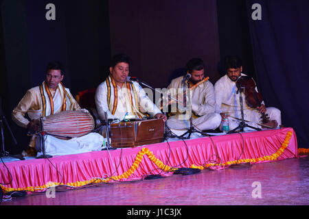 Band spielt traditionelle indische Musikinstrumente, Pune, Maharashtra. Stockfoto