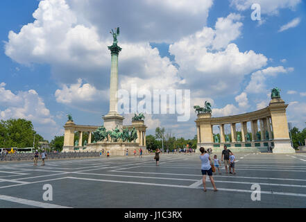 Budapest ist eine schöne Stadt, die von der mächtigen Donau geteilt Stockfoto