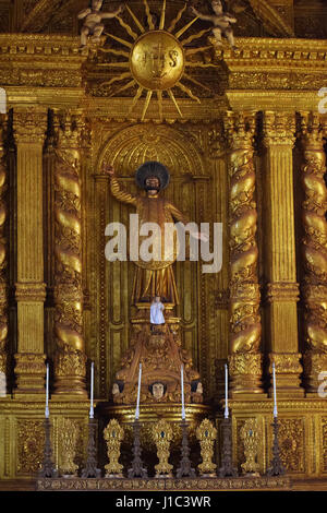 Basilica von Bom Jesus, St. Francis Xavier Statue. Goa, Indien. Stockfoto