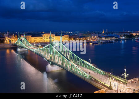 Budapest ist eine schöne Stadt, die von der mächtigen Donau geteilt Stockfoto