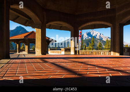 Aussichtsdeck mit Blick auf den Bow Valley, Höhle und Basin National Historic Site, Banff Nationalpark, Alberta, Kanada Stockfoto