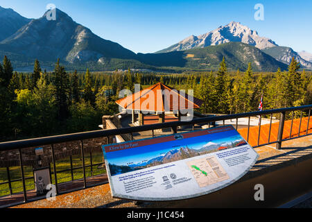 Interpretierende Display mit Blick auf den Bow Valley, Höhle und Basin National Historic Site, Banff Nationalpark, Alberta, Kanada Stockfoto