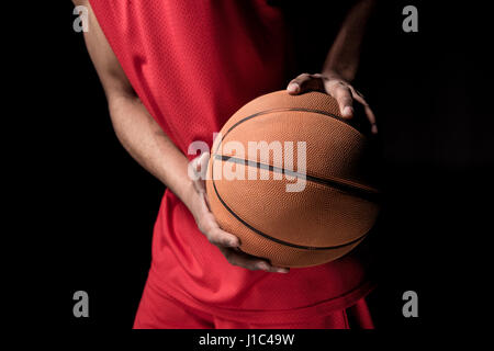 Close-up Teilansicht des jungen sportlichen Mann mit Basketball ball Stockfoto