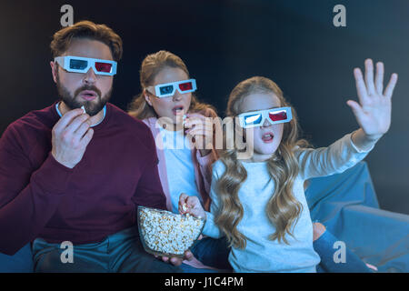 Schockiert Familie in 3d Brille Film und Essen popcorn Stockfoto