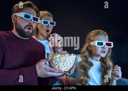 Schockiert Familie in 3d Brille Film und Essen popcorn Stockfoto
