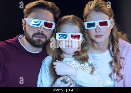Schockiert Familie in 3d Brille Film und halten popcorn Stockfoto