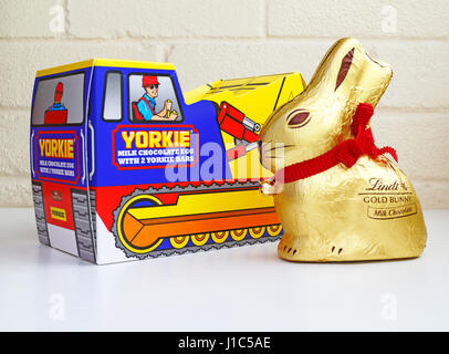 Ein Yorkie Osterei und Lindt Milchschokolade Goldhase, die zu Ostern als Geschenk gekauft wurden. Stockfoto