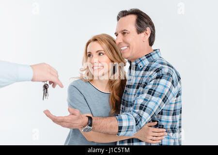 Porträt des glücklichen Paares neues Haus auf weißen Tasten erhalten Stockfoto