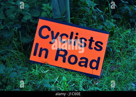 Radfahrer In Road, Warnschild. Grizedale Forest Park, Lake District National Park, Cumbria, England, Vereinigtes Königreich, Europa. Stockfoto