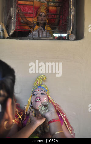 "Shiber Gajan", ein traditionelles Fest der Hindu-Gemeinschaft - 13.04.2017 - Indien / Tripura / TRIPURA Agartala - Indien-13. APRIL: der Kind-Künstler - Gajan-ist etwas zu essen vor dem Start der "Shiber Gajan", am Stadtrand von Agartala, Hauptstadt des nordöstlichen Bundesstaates Tripura.                                                    "Shiber Gajan", ein traditionelles Fest der Hindu-Gemeinschaft in den Außenbezirken der Stadt Agartala in Tripura. In Bengalen und Bereiche mit Bengali Bevölkerung sprechen, Gajan ist ein einzigartiges Festival feierte in den letzten zwei Tagen Chaitra die markiert das Ende der Stockfoto