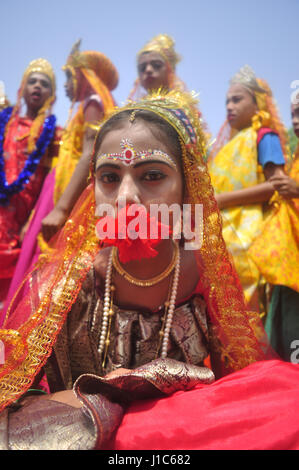 "Shiber Gajan", ein traditionelles Fest der Hindu-Gemeinschaft - 13.04.2017 - Indien / Tripura / TRIPURA Agartala - Indien-13. APRIL: die ganze Gruppe von - Gajan-wird in einem Ritual vor dem Start der "Shiber Gajan", am Stadtrand von Agartala, Hauptstadt des nordöstlichen Bundesstaates Tripura.                                                    "Shiber Gajan", ein traditionelles Fest der Hindu-Gemeinschaft in den Außenbezirken der Stadt Agartala in Tripura. In Bengalen und Bereiche mit Bengali Bevölkerung zu sprechen ist Gajan ein einzigartiges Festival feierte in den letzten zwei Tagen Chaitra die markiert das Ende der B Stockfoto