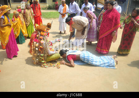 "Shiber Gajan", ein traditionelles Fest der Hindu-Gemeinschaft - 13.04.2017 - Indien / Tripura / TRIPURA Agartala - Indien-13. APRIL: die ganze Gruppe von - Gajan-wird in einem Ritual vor dem Start der "Shiber Gajan", am Stadtrand von Agartala, Hauptstadt des nordöstlichen Bundesstaates Tripura.                                                    "Shiber Gajan", ein traditionelles Fest der Hindu-Gemeinschaft in den Außenbezirken der Stadt Agartala in Tripura. In Bengalen und Bereiche mit Bengali Bevölkerung zu sprechen ist Gajan ein einzigartiges Festival feierte in den letzten zwei Tagen Chaitra die markiert das Ende der B Stockfoto