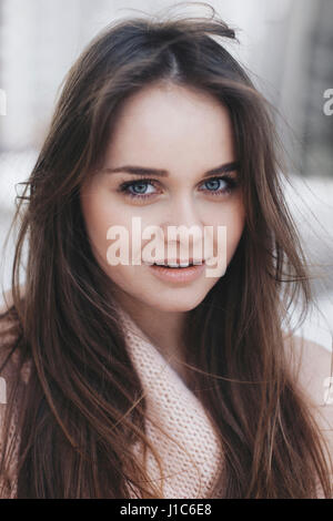 Wind die Haare der kaukasischen Frau Stockfoto