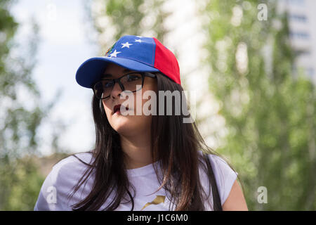 https://l450v.alamy.com/450vde/j1c6m0/madrid-spanien-19-april-2017-hunderte-von-einwohnern-der-venezolaner-in-madrid-haben-eine-demonstration-gegen-nicolas-maduro-gemacht-sie-haben-protestiert-gegen-das-politische-system-in-venezuela-wie-sie-sagten-eine-diktatur-an-die-botschaft-von-venezuela-in-madrid-gingen-sie-aus-der-konsul-von-venezuela-bildnachweis-pazifische-pressealamy-live-nachrichten-j1c6m0.jpg