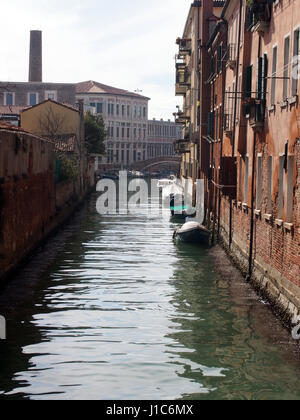 Kanal und Boote in Guidecca Venedig an einem sonnigen Tag mit blauem Himmel Stockfoto