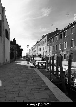 Kanal-Weg mit Pflaster Laternenpfahl und Boote in Guidecca in Venedig Stockfoto