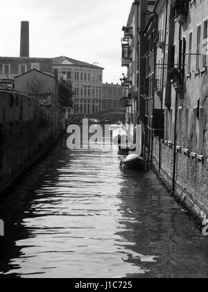 Kanal und Boote in Guidecca Venedig an einem hellen Tag Stockfoto