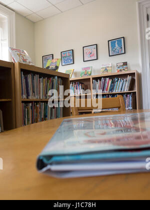 Bibliothek Buch sitzt auf einem Tisch in der Kinderabteilung der North Adams Public Library in North Adams, Massachusetts. Stockfoto