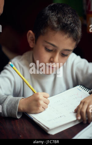 Hispanische junge üben schreiben alphabet Stockfoto