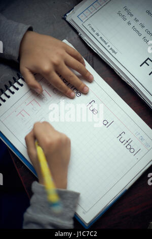 Hispanische junge üben schreiben alphabet Stockfoto