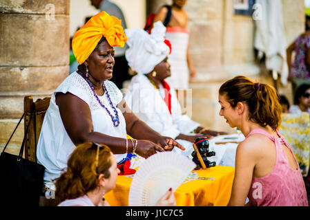 Wahrsagerin in Alt-Havanna-Kuba am Plaza De La ctedrale Stockfoto