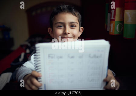 Stolz auf Hispanic junge schreiben Alphabet üben Stockfoto