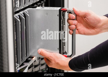 IT-Profi installiert Server-Cluster in großen Rechenzentren Stockfoto