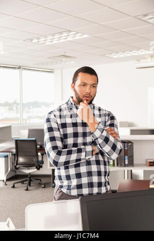 Nachdenklich Mischlinge Mann im Büro Stockfoto